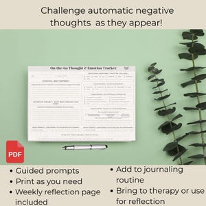 Puede incluir: Un rastreador de pensamientos y emociones en PDF imprimible con el texto "Challenge automatic negative thoughts as they appear!". El rastreador incluye indicaciones para llevar un diario y reflexionar. Un bolígrafo plateado descansa debajo del rastreador.