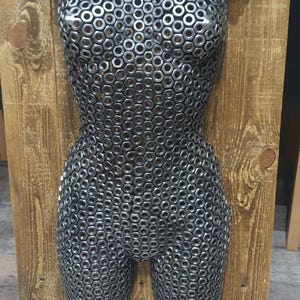 Torso femminile a grandezza naturale fatto a mano con dadi saldati