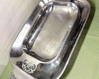 Dos bandejas de aluminio para servir, una pequeña y otra grande.