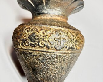 ヴィンテージ鋳鉄南部鉄器の花瓶。精巧な鳥のデザインが施され