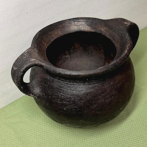 Olla de barro con asas