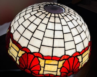 Pantalla de lámpara grande estilo Tiffany de 18 pulgadas de diámetro en muy buen estado.