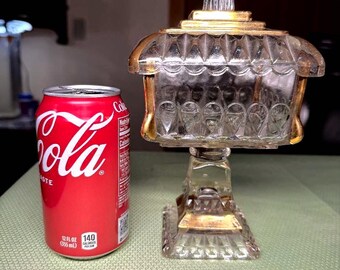 ¡Preciosa bombonera de cristal transparente con tapa y detalles dorados!