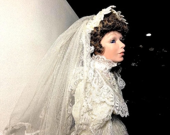 IMSCO Anguis ? Poupée de mariée en porcelaine Corée 1993 + support inclus.  WAOUH !