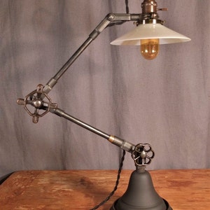 Lámpara de escritorio industrial - Lámpara de escritorio vintage - Luz de tarea - Hierro fundido - Steampunk - Hierro y bronce - Mango de válvula antiguo - Iluminación industrial imagen 2