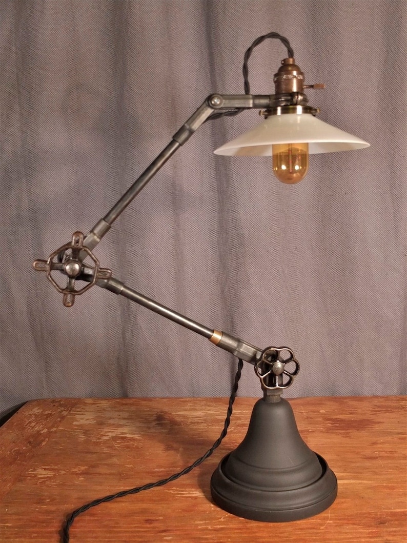 Lámpara de escritorio industrial - Lámpara de escritorio vintage - Luz de tarea - Hierro fundido - Steampunk - Hierro y bronce - Mango de válvula antiguo - Iluminación industrial imagen 2