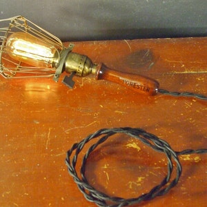 Lámpara colgante minimalista de estilo industrial antiguo vintage con jaula.