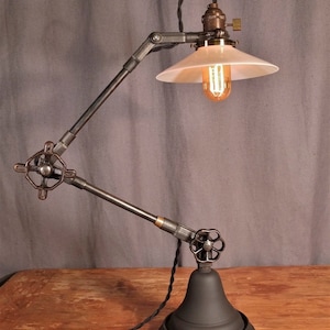 Lámpara de escritorio industrial - Lámpara de escritorio vintage - Luz de tarea - Hierro fundido - Steampunk - Hierro y bronce - Mango de válvula antiguo - Iluminación industrial imagen 5