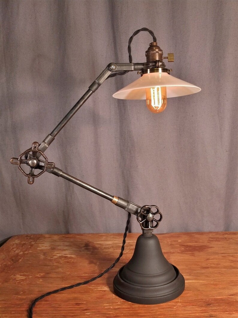 Lámpara de escritorio industrial - Lámpara de escritorio vintage - Luz de tarea - Hierro fundido - Steampunk - Hierro y bronce - Mango de válvula antiguo - Iluminación industrial imagen 5