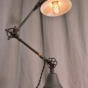 Lámpara de escritorio industrial - Lámpara de escritorio vintage - Luz de tarea - Hierro fundido - Steampunk - Hierro y bronce - Mango de válvula antiguo - Iluminación industrial imagen 3