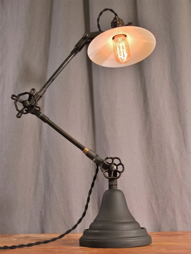 Lámpara de escritorio industrial - Lámpara de escritorio vintage - Luz de tarea - Hierro fundido - Steampunk - Hierro y bronce - Mango de válvula antiguo - Iluminación industrial imagen 3