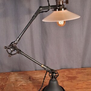 Lámpara de escritorio industrial - Lámpara de escritorio vintage - Luz de tarea - Hierro fundido - Steampunk - Hierro y bronce - Mango de válvula antiguo - Iluminación industrial imagen 4
