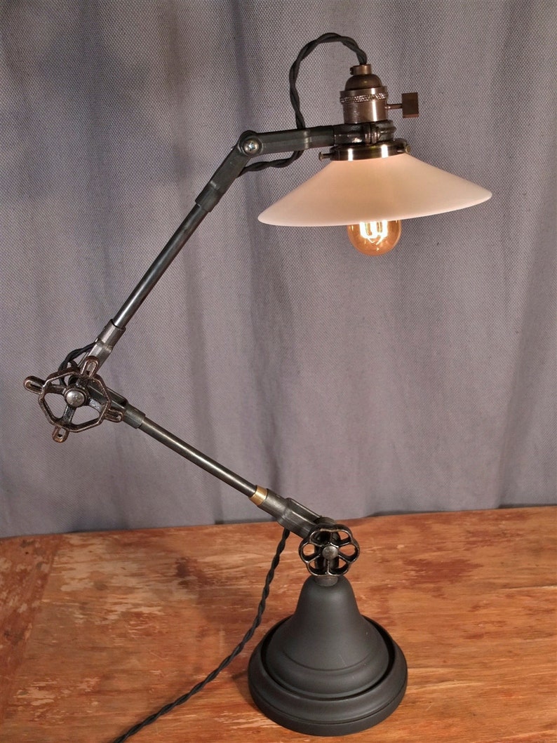 Lámpara de escritorio industrial - Lámpara de escritorio vintage - Luz de tarea - Hierro fundido - Steampunk - Hierro y bronce - Mango de válvula antiguo - Iluminación industrial imagen 4