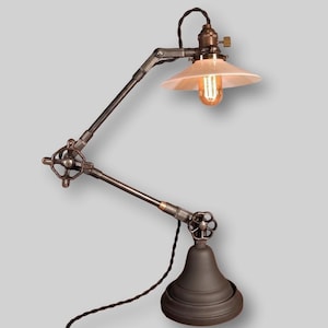 Lámpara de escritorio industrial - Lámpara de escritorio vintage - Luz de tarea - Hierro fundido - Steampunk - Hierro y bronce - Mango de válvula antiguo - Iluminación industrial imagen 1