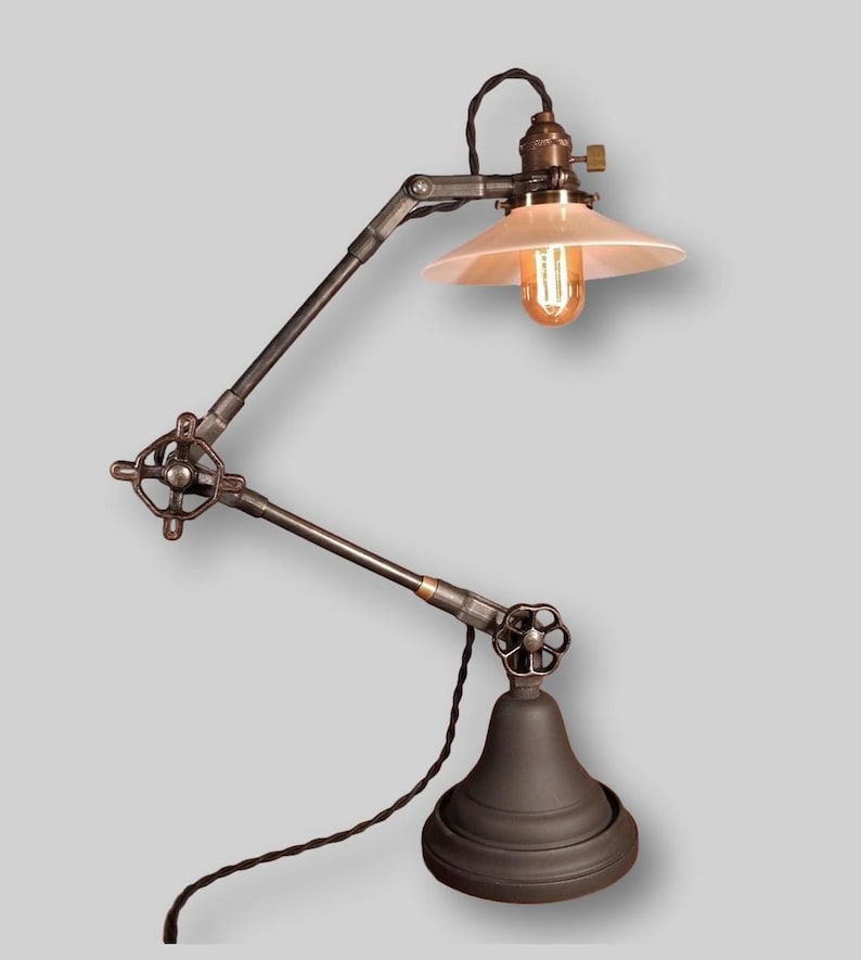 Lámpara de escritorio industrial - Lámpara de escritorio vintage - Luz de tarea - Hierro fundido - Steampunk - Hierro y bronce - Mango de válvula antiguo - Iluminación industrial imagen 1