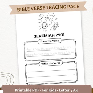 Puede incluir: Página de rastreo de versículos bíblicos en blanco y negro para niños. La página incluye el texto "JEREMÍAS 29:11" y solicita trazar y escribir el versículo. Una pequeña ilustración de un niño caminando por un camino hacia el sol está en la parte superior.
