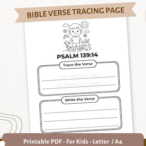 Può includere: Pagina di tracciamento del versetto biblico in bianco e nero per bambini. Presenta il testo "PSALM 139:14" con una riga per tracciare il versetto "Sono fatto in modo meraviglioso." Include un'illustrazione a cartoni animati di un bambino, sole, fiori e un coniglio.