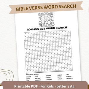 Op de afbeelding: Een zwart-wit afdrukbare Bijbelvers woordzoeker puzzel voor kinderen, met de tekst "Romeinen 8:39". Het ontwerp bevat een raster van letters en een lijst met woorden om te vinden. De afbeelding bevat ook de tekst "Printable PDF - For Kids - Letter / A4".