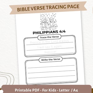 Puede incluir: Una página para trazar versículos bíblicos en blanco y negro para niños. La página incluye el texto "Filipenses 4:4" con espacio para trazar y escribir el versículo. En la parte superior de la página hay una ilustración de dos niños jugando bajo la lluvia.
