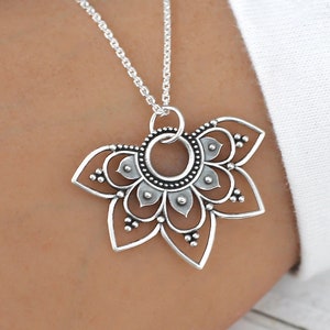 Collar de mandala con media flor de plata de ley para mujer, colgante de mandala con sol, collar de yoga, joyería de yoga.