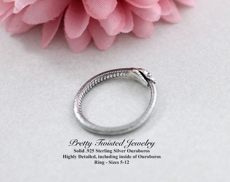 Puede incluir: Un anillo de plata con forma de serpiente mordi&eacute;ndose la cola, conocido como ouroboros. El anillo es muy detallado, incluyendo el interior del ouroboros. El anillo est&aacute; hecho de plata de ley 925 y est&aacute; disponible en tallas 5-12.