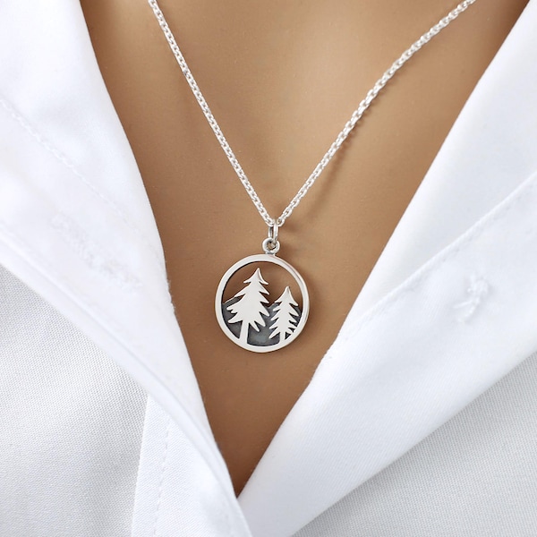 Collar con colgante de pino y montaña en plata de ley, inspirado en la naturaleza, joyería minimalista del bosque.