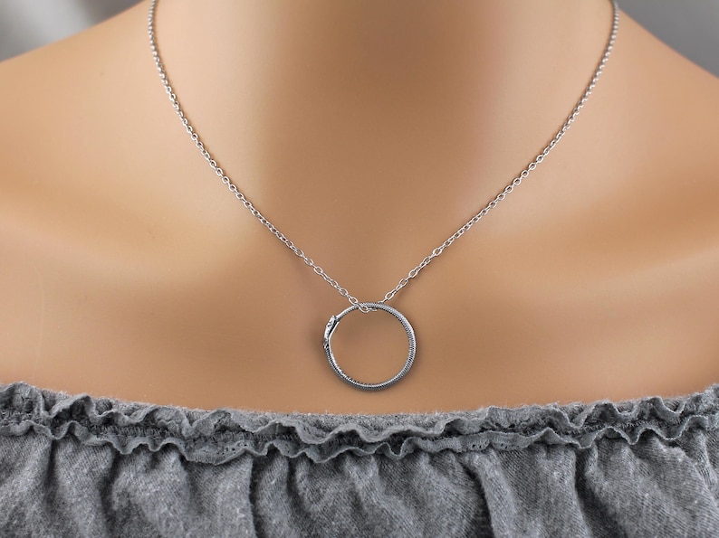 Anillo Ouroboros de plata de ley, anillo talismán de serpiente infinita, serpiente comiendo cola, joyería, serpiente Ouroboros, anillo minimalista imagen 2