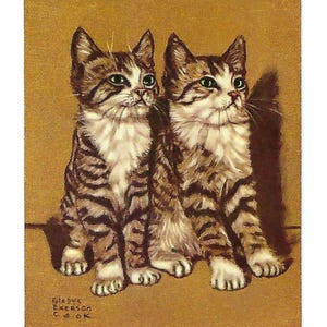 Puede incluir: Ilustraci&oacute;n vintage de dos gatitos atigrados sentados uno al lado del otro. Los gatitos tienen pelaje a rayas marr&oacute;n y beige, ojos verdes y patas blancas. La obra de arte est&aacute; sobre un fondo beige con un borde verde. La firma del artista est&aacute; en la esquina inferior izquierda.