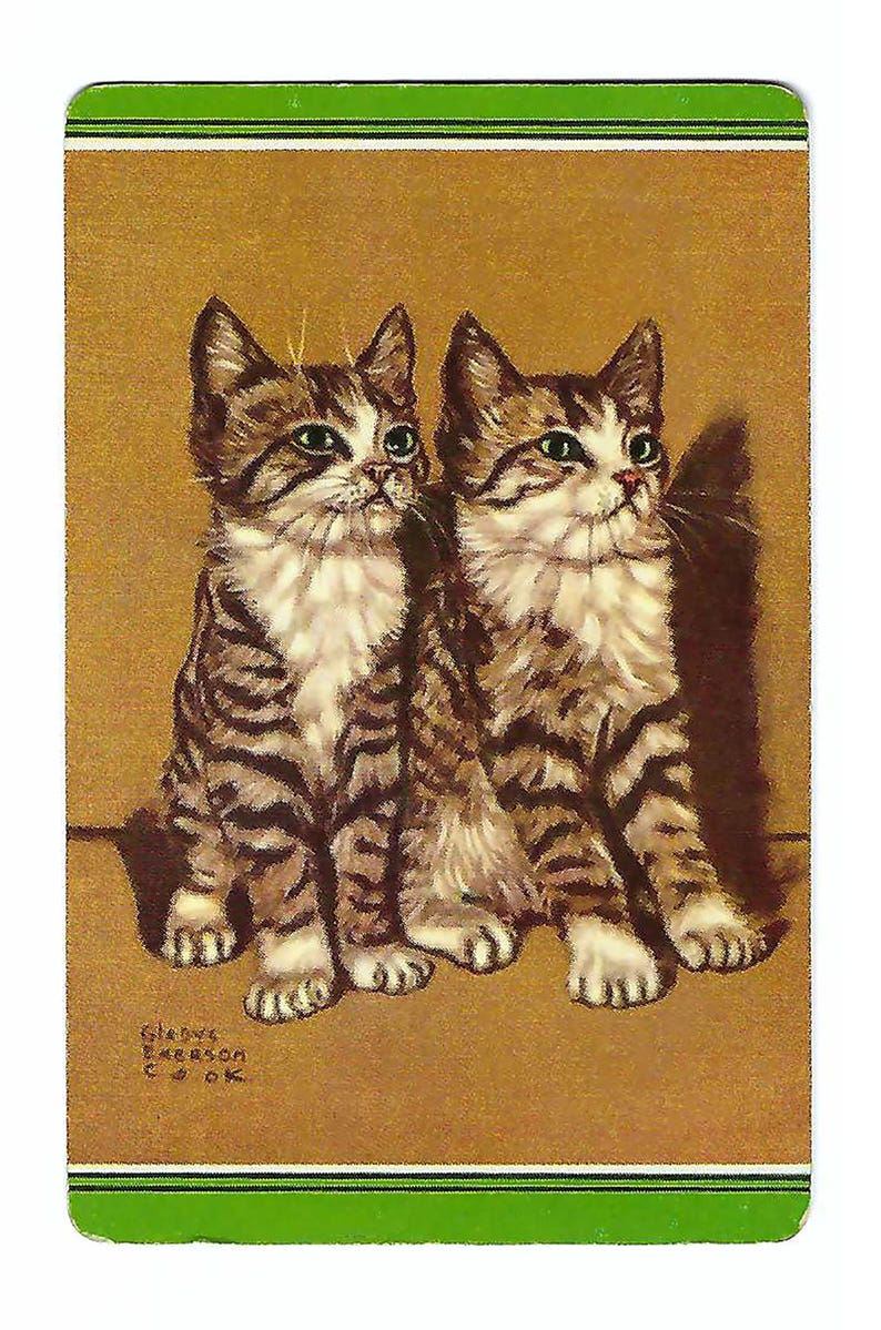 Puede incluir: Ilustraci&oacute;n vintage de dos gatitos atigrados sentados uno al lado del otro. Los gatitos tienen pelaje a rayas marr&oacute;n y beige, ojos verdes y patas blancas. La obra de arte est&aacute; sobre un fondo beige con un borde verde. La firma del artista est&aacute; en la esquina inferior izquierda.