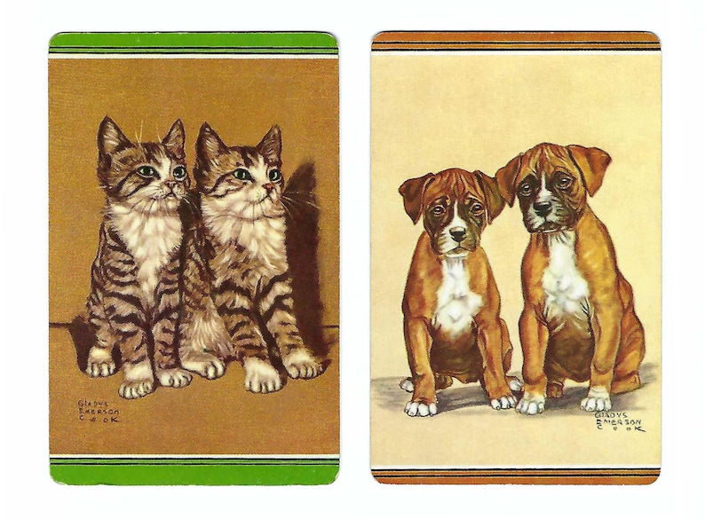 Puede incluir: Dos cartas de juego vintage con ilustraciones de animales. Una carta muestra dos gatitos atigrados, la otra dos cachorros b&oacute;xer. Las cartas tienen un borde verde y marr&oacute;n, respectivamente.
