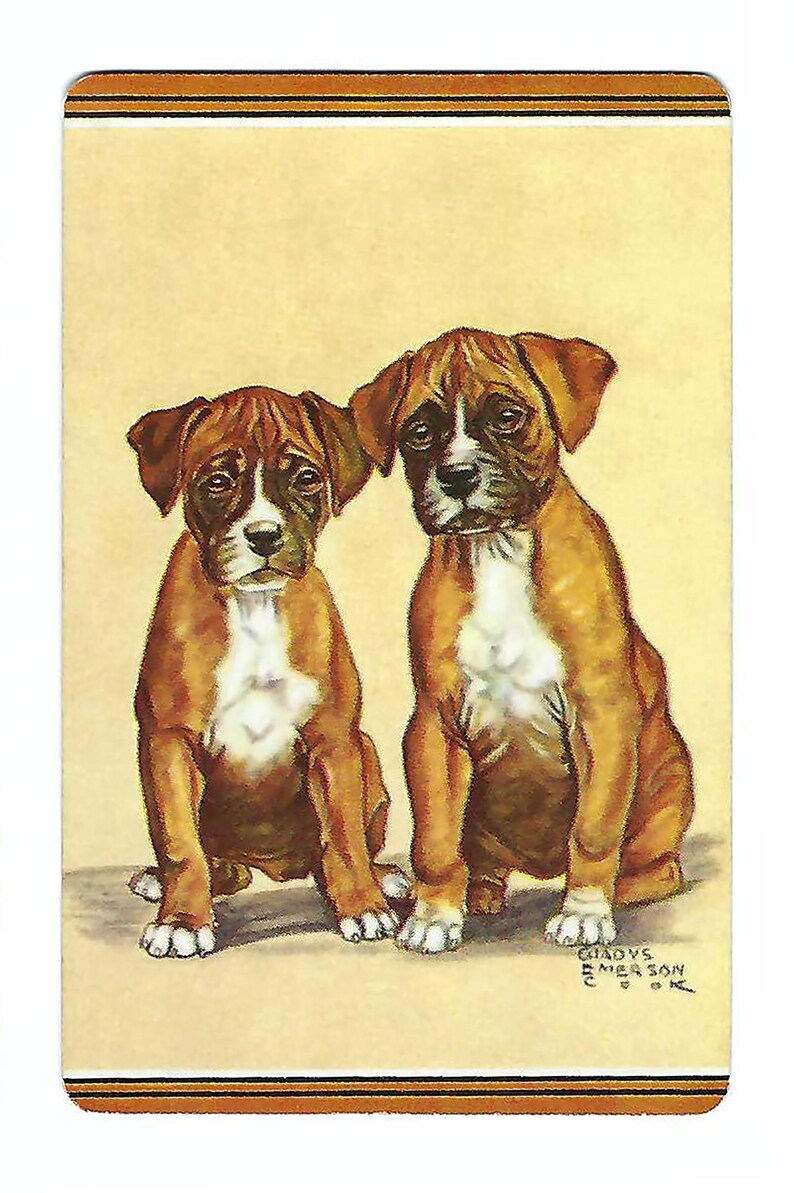 Puede incluir: Ilustraci&oacute;n de estilo vintage de dos cachorros Boxer. Los cachorros tienen pelaje marr&oacute;n y blanco, orejas ca&iacute;das y una expresi&oacute;n dulce. El fondo es amarillo claro y la imagen tiene un borde decorativo. La firma del artista es visible.