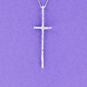 Pendentif LONGUE CROIX - Argent sterling 925 finition martelée sur carte-cadeau avec citation inspirante message de foi