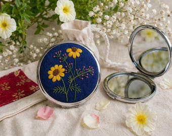Espejo compacto floral bordado a mano, espejo de maquillaje de bolsillo de lino, regalo para damas de honor, regalo para ella.