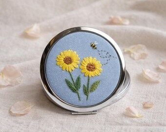 Espejo compacto floral bordado a mano, espejo de maquillaje de bolsillo, regalo para damas de honor, regalo para ella.