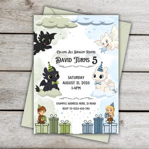 Puede incluir: Una invitación de cumpleaños con dragones de dibujos animados, nubes y regalos. La invitación dice "Calling All Dragon Riders, David Turns 5" con la fecha, hora e información de RSVP. El diseño incluye un esquema de color azul claro y verde.