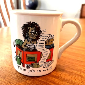 Tazza vintage da ufficio con leone e ciarlatano "Questo lavoro è selvaggio"