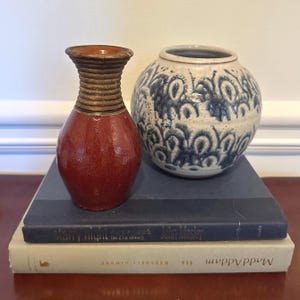 Vase bourgeon fait main en céramique - glaçure rouge rustique avec col texturé | Vase en poterie artisanale pour la décoration d&#39;étagères d&#39;automne