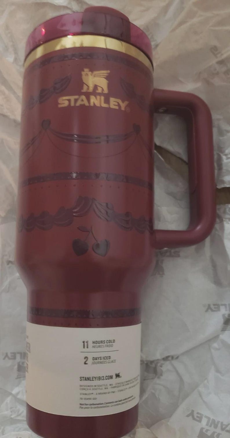 Stanley x LoveShackFancy Holiday Cherry Tumbler 40oz Burgundy Red Limited Edition Bild 1
