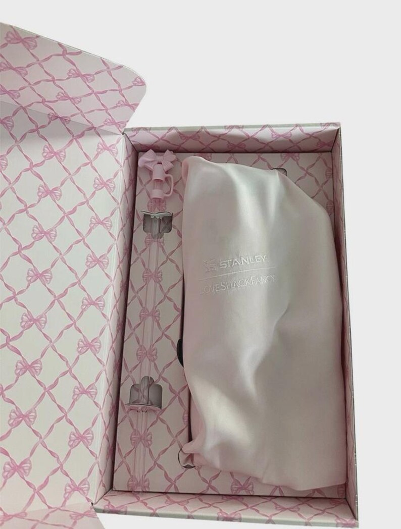 Stanley x LoveShackFancy Pink Bow Quencher Tumbler 40oz Travel Mug Handle Limited Edition Bild 4