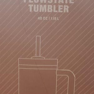 K&ouml;nnte beinhalten: Eine braune Produktverpackung f&uuml;r einen Stanley The Quencher H2.0 Flowstate Becher mit einem Fassungsverm&ouml;gen von 1,18 L. Die Box zeigt eine wei&szlig;e Strichzeichnung des Bechers mit Strohhalm und Henkel sowie das Markenlogo und den Produktnamen.