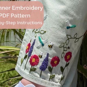 Peut inclure: Tissu bleu clair avec broderie de fleurs, d'abeilles et de libellules. Le texte sur l'image indique "Beginner Embroidery PDF Pattern Step-by-Step Instructions."