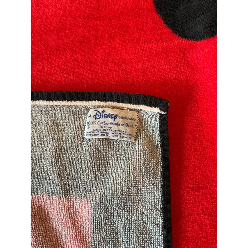 Toalla de playa vintage de Disney Mickey Mouse, roja y negra, 100% algodón, hecha en Brasil. imagen 5