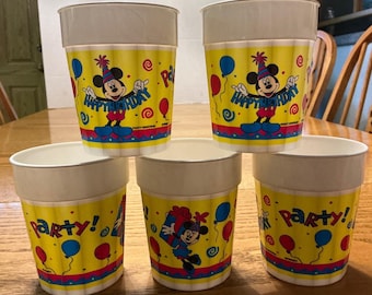 Zestaw 5 plastikowych kubków urodzinowych z motywem Myszki Miki i Minnie z motywem urodzin Disneya