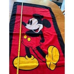 Toalla de playa vintage de Disney Mickey Mouse, roja y negra, 100% algodón, hecha en Brasil. imagen 3