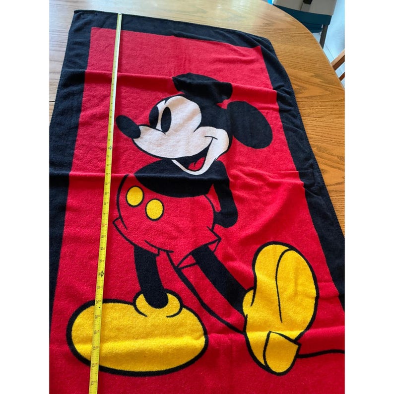 Toalla de playa vintage de Disney Mickey Mouse, roja y negra, 100% algodón, hecha en Brasil. imagen 3