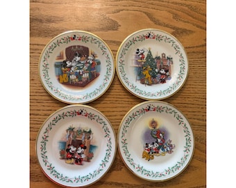 Lenox Disney Mickey & Co Świąteczne talerze zestaw 4 sztuk Ivory China Gold Rim Christmas