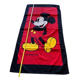 Toalla de playa vintage de Disney Mickey Mouse, roja y negra, 100% algodón, hecha en Brasil. imagen 1
