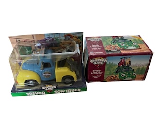 Set de juguetes coleccionables de Chevron Cars: Trevor Tow Truck y Freddy 4-Wheeler (en caja)