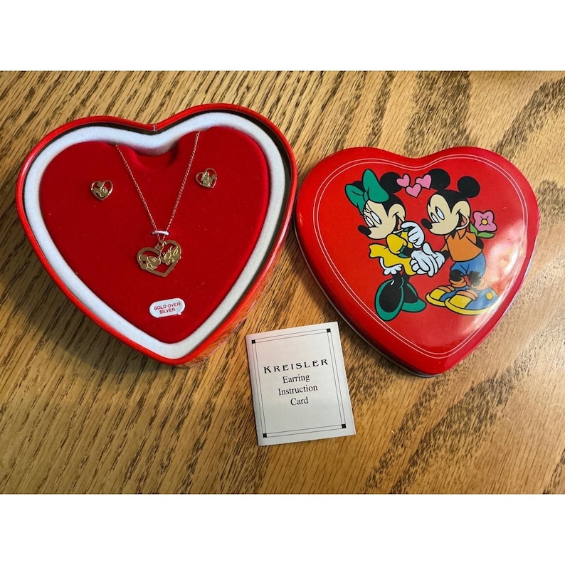 Conjunto de collar y pendientes de corazón de Mickey y Minnie Mouse de Disney, oro sobre plata, estaño rojo imagen 1
