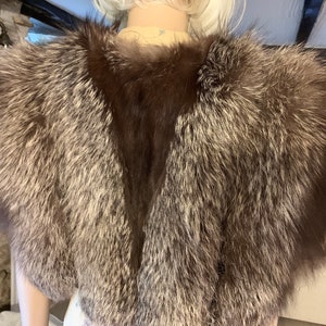 1930s Silver Fox Fur Capelet with Black Silk Lining Shoulder to Shoulder 16 inches Exquisite